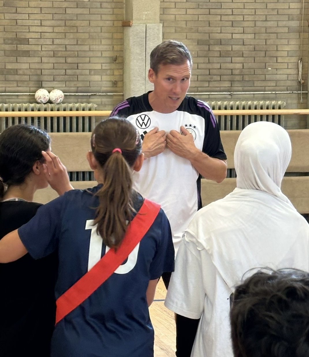 Fußball-Prominenz zu Besuch im Sportunterricht 